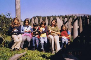 Kinder mit kleinen Kaninchen