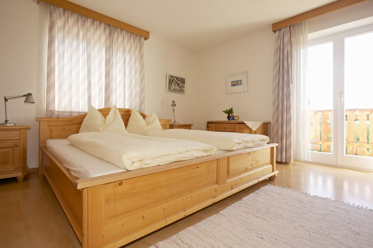 sonniges Schlafzimmer mit Balkon