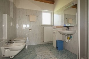 bagno con doccia, bidet e WC e finestra