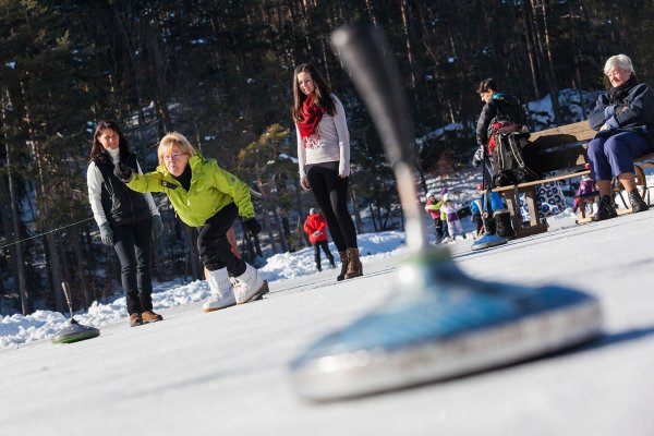 Eisstockschützen bei Ihrer liebsten Beschäftigung