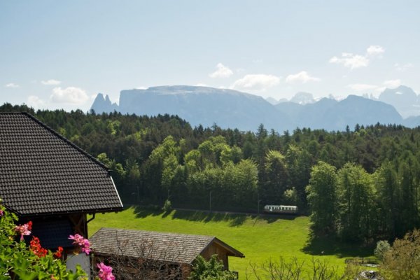 Die Rittner Bahn fährt unmittelbar an unserm Hof vorbei