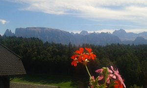 Blumen am Balkon und Ausblick auf Berge/Untertrotnerhof/Klobenstein Bozen