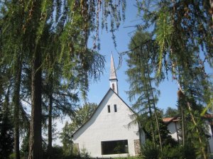 Schutzbaum Lärche bei der Kirche in Lichtenstern am Ritten