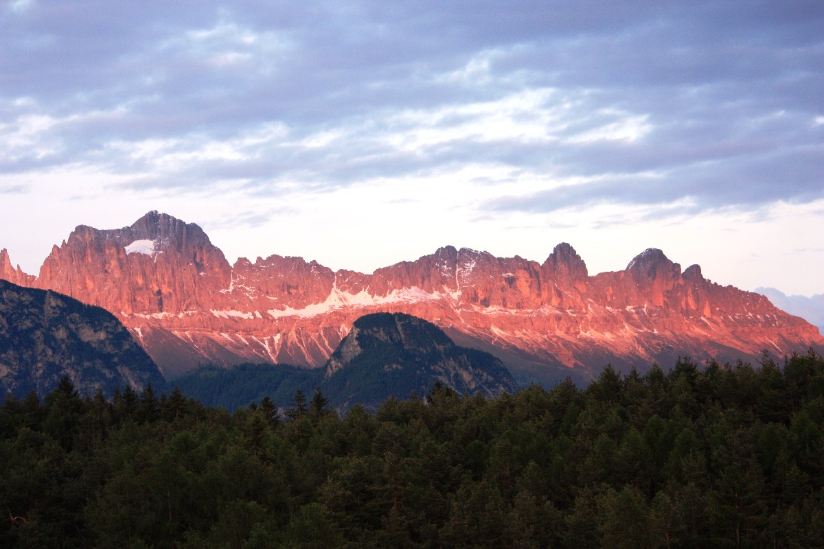 in allen Rottönen glühen die Dolomiten bei Sonnenuntergang